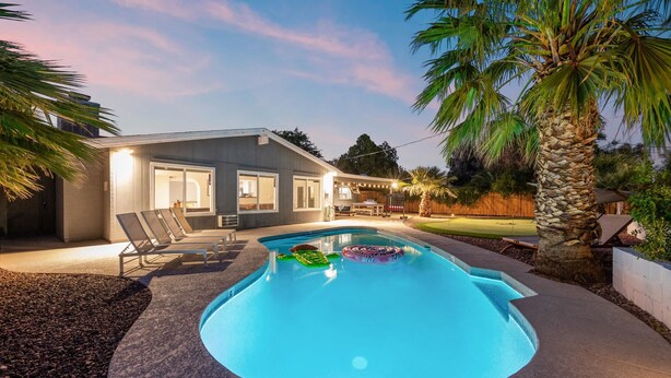 Une maison moderne dotée d’une piscine, d’un espace extérieur aménagé et d’un jardin bien entretenu.