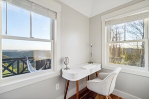 House | 4 bedrooms, high-speed internet - 10min to Hatley Pointe Views Hottub Firepit (Mars Hill)