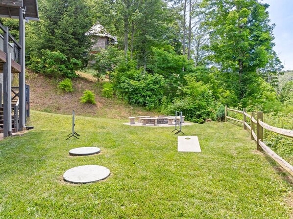 House | 4 bedrooms, high-speed internet - 10min to Hatley Pointe Views Hottub Firepit (Mars Hill)