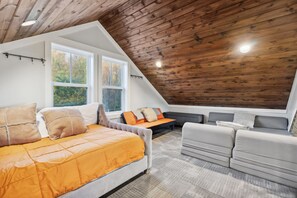 House | 4 bedrooms, high-speed internet - 10min to Hatley Pointe Views Hottub Firepit (Mars Hill)