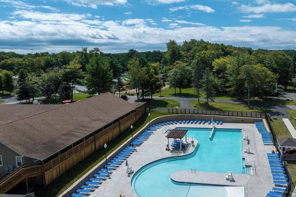 3BR Home w Outdoor Fun Lake Fire Pit Games Grill - Pocono Mountains, PA