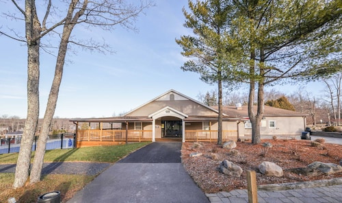 3BR Home w Outdoor Fun Lake Fire Pit Games Grill
