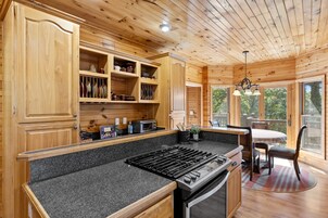 House | 6 bedrooms, high-speed internet