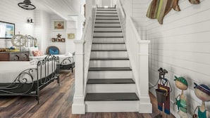 Eine Treppe mit weißer Geländer zu einer oberen Etage.