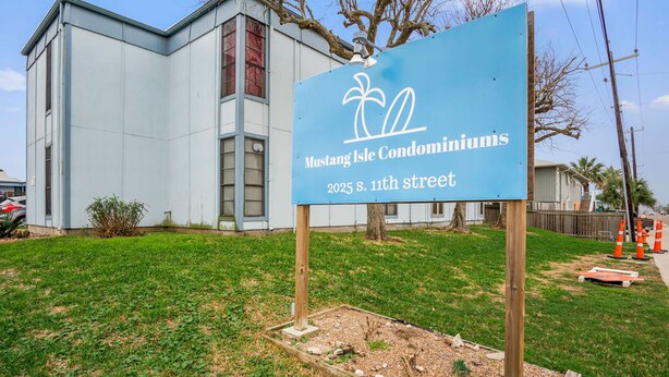 Señal de Mustang Isle Condominiums en 2025 S. 11th Street.