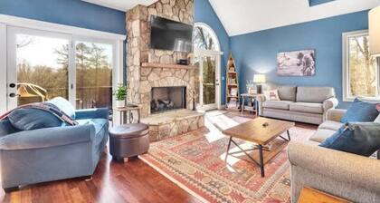Lakefront Dock Hot tub Firepit Dog Friendly