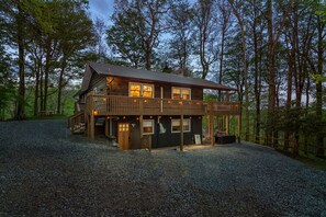House | 4 bedrooms, Internet - 5 Min to Hatley Pointe Apr s Ski Hottub Firepit (Mars Hill)