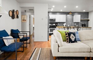 A modern living room with a sofa, chairs, and a rug. - Family Fun Sleeps 12 Pool Fire Pit Puttputt (Oro Valley)