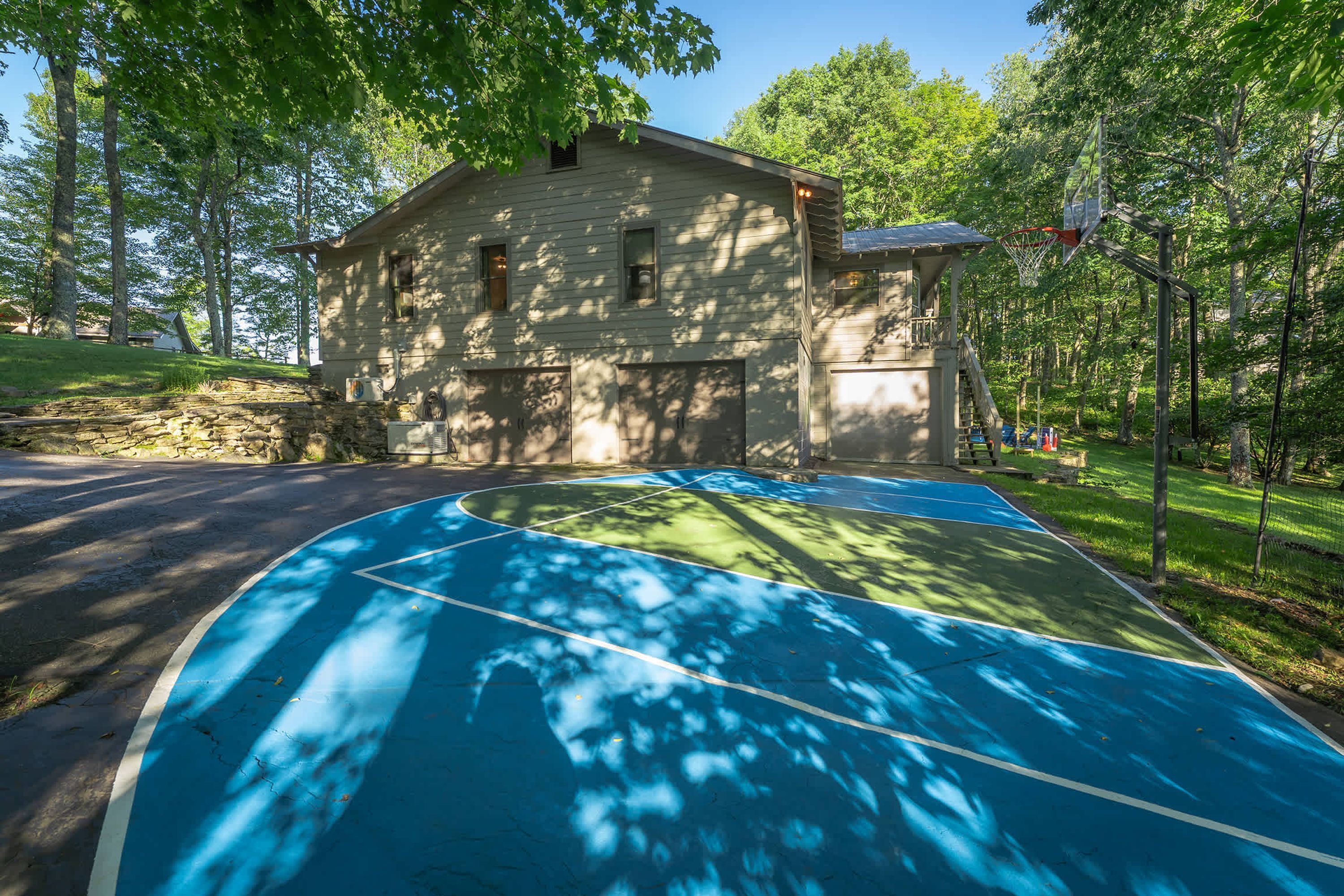 A basketball court with a building in the background.