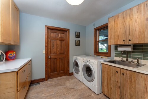 Epic Home Sleeps 20-basketball Court-hot Tub-sauna