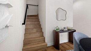 Un escalier avec des marches en bois menant à un palier.