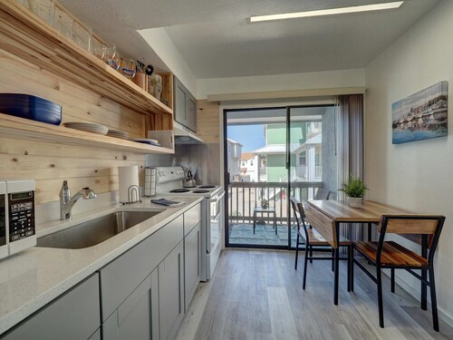 Waterfront Condo 1 Block to Beach Pool Access