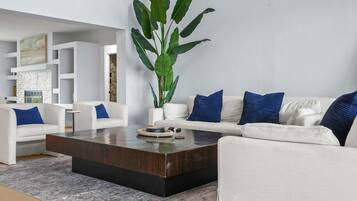 House | 6 bedrooms, high-speed internet