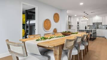 House | 6 bedrooms, high-speed internet