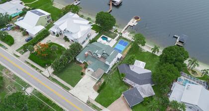 Luxe Lakefront w Pool Pickleball Private Dock