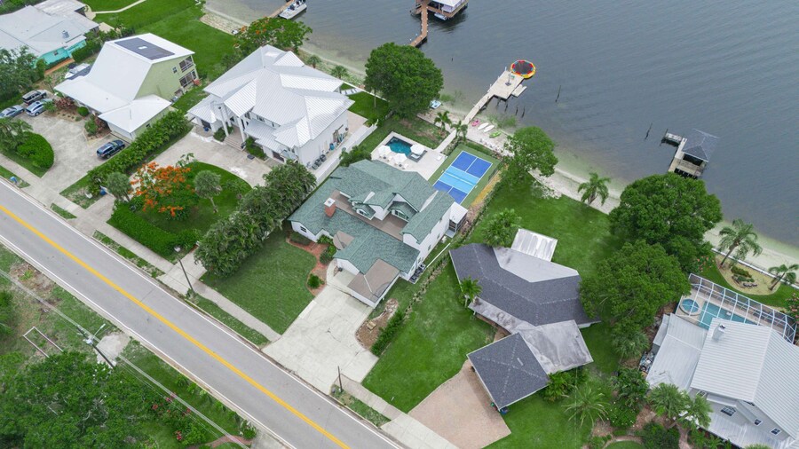 Luxe Lakefront w Pool Pickleball Private Dock