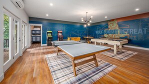 House - Min to Hatley Pointe Slps 14 Hot Tub Game Room (Mars Hill)