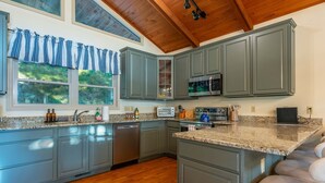 House - Min to Hatley Pointe Slps 14 Hot Tub Game Room (Mars Hill)