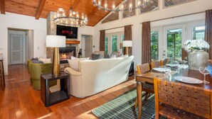 House - Min to Hatley Pointe Slps 14 Hot Tub Game Room (Mars Hill)