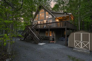 House | 4 bedrooms, high-speed internet - Sleeps 10 Sauna Hot Tub Arcade Firepit (Pocono Lake)