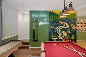 House | 4 bedrooms, high-speed internet - Sleeps 10 Sauna Hot Tub Arcade Firepit (Pocono Lake)