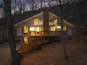 A two-story house with a deck, a staircase, and a large window. - Cozy Retreat - Sauna Hot Tub Pool Pass Game Room (McGaheysville)
