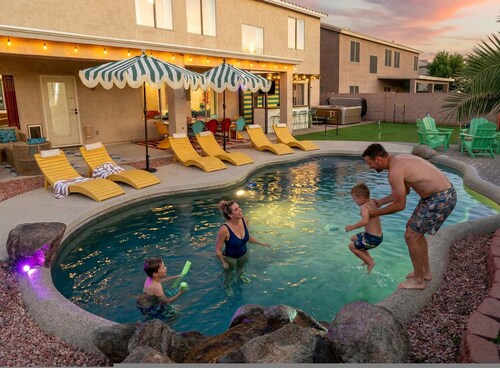 Bloomin Dunes - Pool Pickleball Tiki Bar