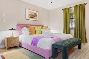 A bedroom with a bed, bedside table, lamp, and a window with curtains. - Outdoor Movie Theatre Pool Putt Putt Hot Tub (Largo)