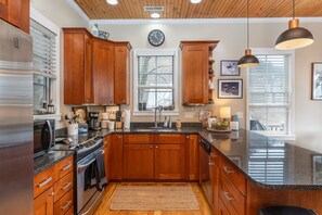 House | 3 bedrooms, Internet - 5 Min to Hatley Pointe Hot Tub Games Dog Friendly (Mars Hill)
