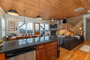 House | 3 bedrooms, Internet - 5 Min to Hatley Pointe Hot Tub Games Dog Friendly (Mars Hill)