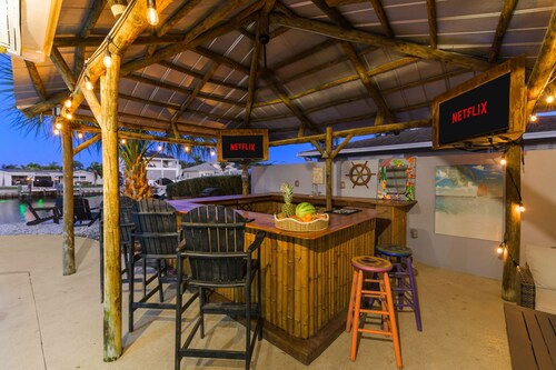 Sleeps 8 Tiki Bar Pool Hot Tub Fire Pit