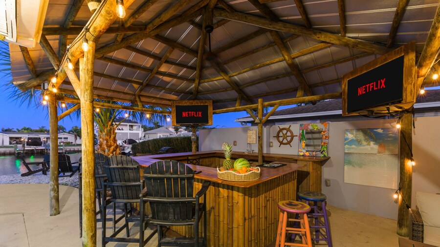 Sleeps 8 Tiki Bar Pool Hot Tub Fire Pit