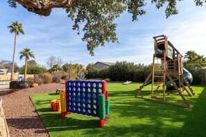 Ein Spielplatz mit Klettergerüst, Rutsche und Bällebad.
