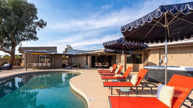 A poolside area with lounge chairs and umbrellas. - Sleeps 24 Free Heated Pool Pickleball Theater (Scottsdale)