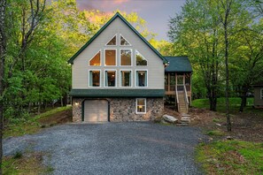 A two-story house with a stone foundation, a large garage, and a covered porch. - 5 Br Sleeps 14 Hot Tub-sauna-movie Theatre-arcade (Albrightsville)