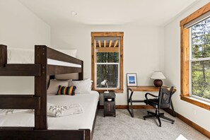 House | 3 bedrooms, Internet - 3 Br Sleep 8 Hot Tub Fire Pit Stunning Views (Government Camp)
