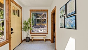 3 bedrooms, Internet - 3 Br Sleep 8 Hot Tub Fire Pit Stunning Views (Government Camp)