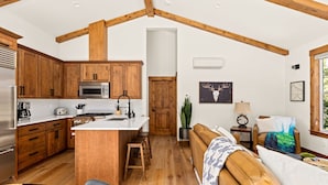 3 bedrooms, Internet - 3 Br Sleep 8 Hot Tub Fire Pit Stunning Views (Government Camp)