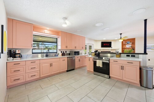 Sleeps 14 Sport Court Tiki Bar Heated Pool