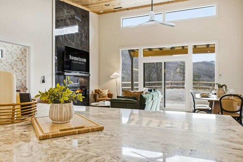 Luxe Mtn Cabin - Sleeps 9 - Sauna - Hot Tub - Games