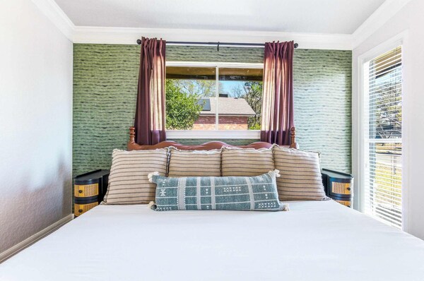 Private Resort 4 Baths Near Pearl - San Antonio, TX