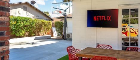 House | 5 bedrooms, high-speed internet