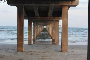 Eine Steg, der sich ins Meer erstreckt, mit freiem Blick auf Wasser und Himmel.