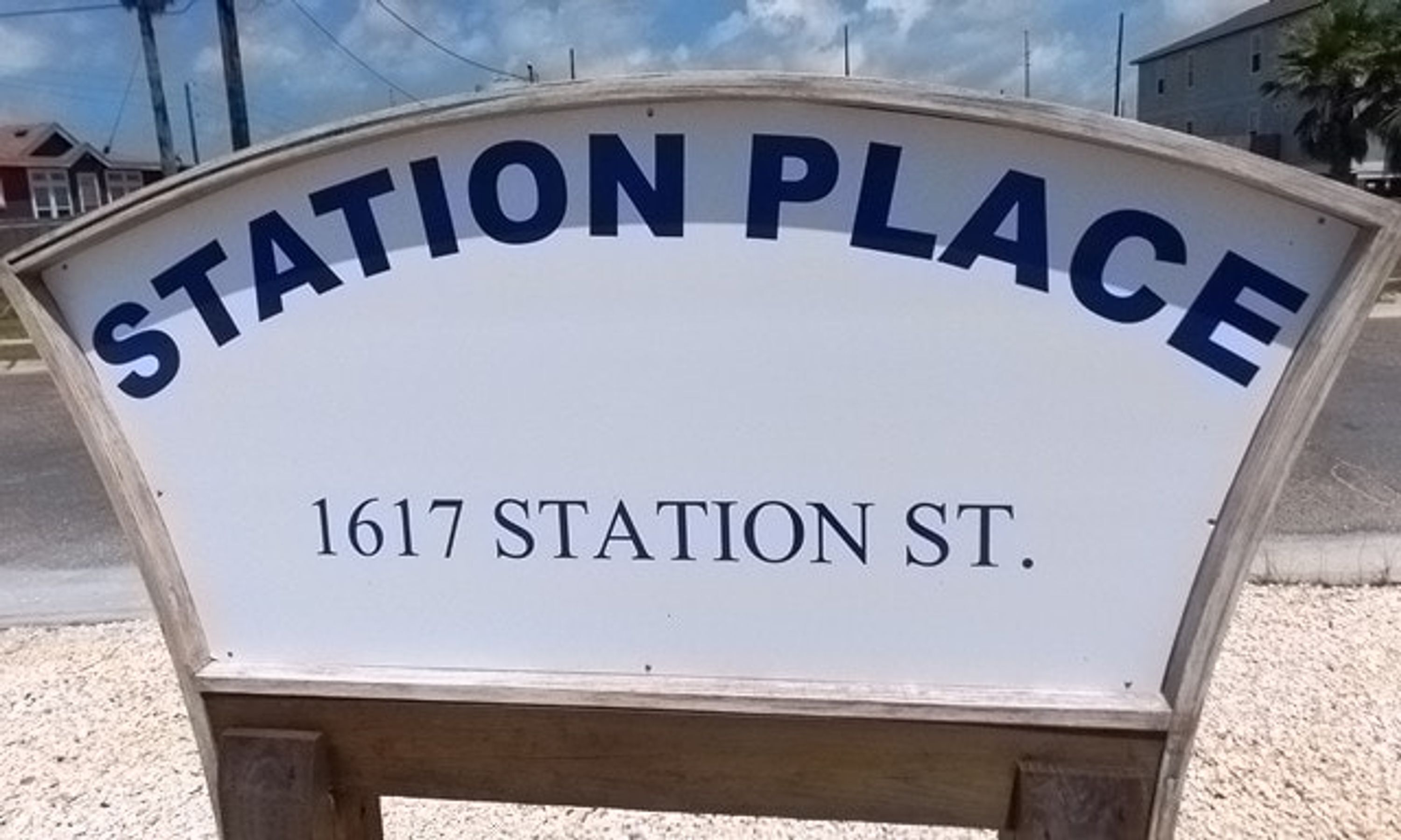 Een bord met de tekst 'STATION PLACE' en '1617 STATION ST'.