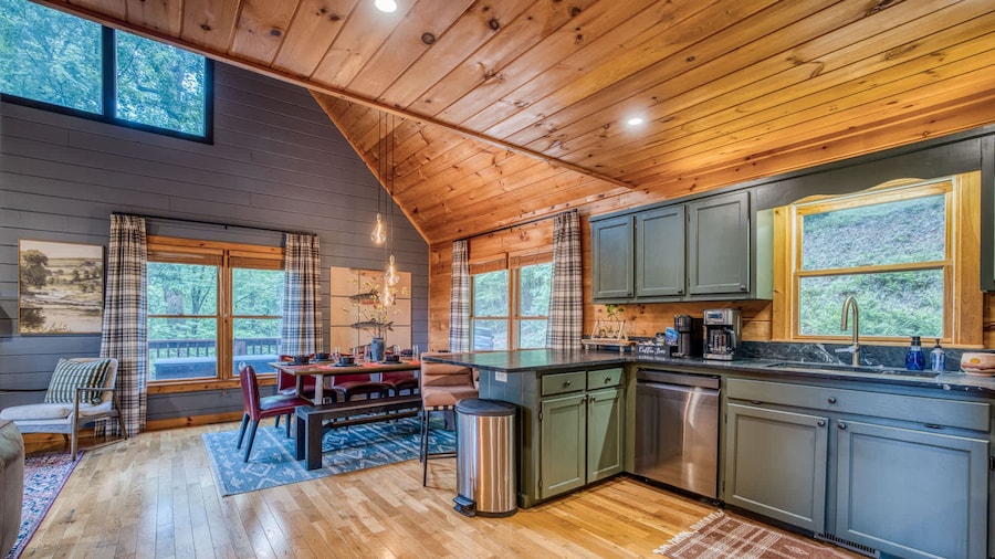 Blue Ridge Treehouse Escape Views Hot Tub