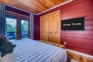 Un dormitorio con una cama, un armario de madera y un cartel que dice 'Home Team'.