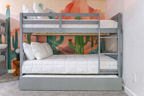 Ein Etagenbett mit unterem Bett und einer Matratze auf dem oberen Bett.