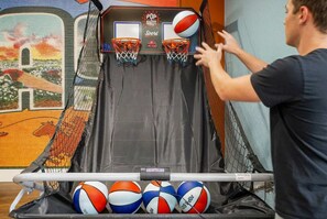 Ein Basketballkorb mit zwei Basketballbällen und einem Netz.