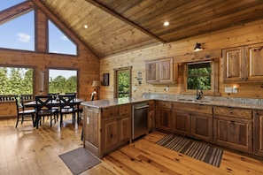 House | 3 bedrooms, high-speed internet - Mtn Cabin w Hot Tub Game Room Grill Views (Blue Ridge)