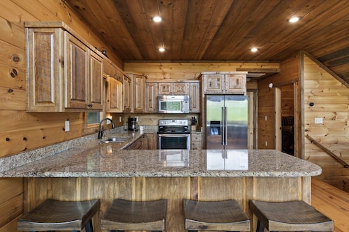Mtn Cabin w Hot Tub Game Room Grill Views